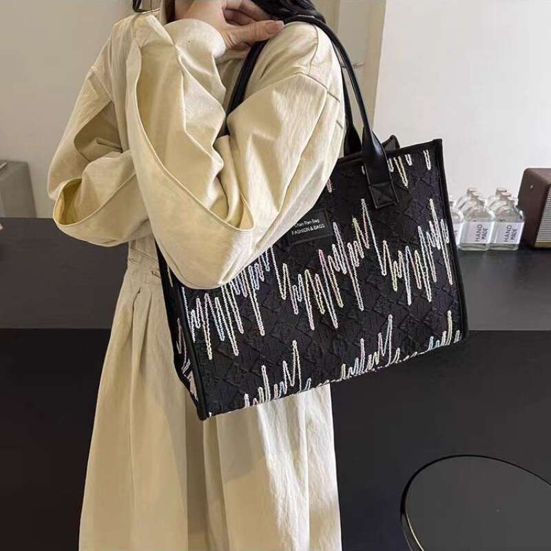 2025 pretty Large capacity canvas bag versatile 2024 women's new fashion handbag, single shoulder commuting mom beautiful tote bag, ethnic style 