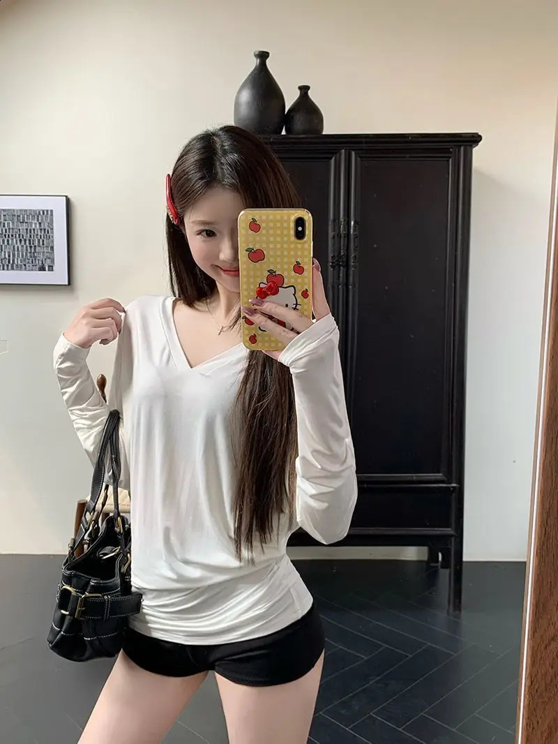 Spring and Autumn V-neck T-shirt Base Shirt for Women Simple Bat Sleeves Versatile Solid Color Top 250322