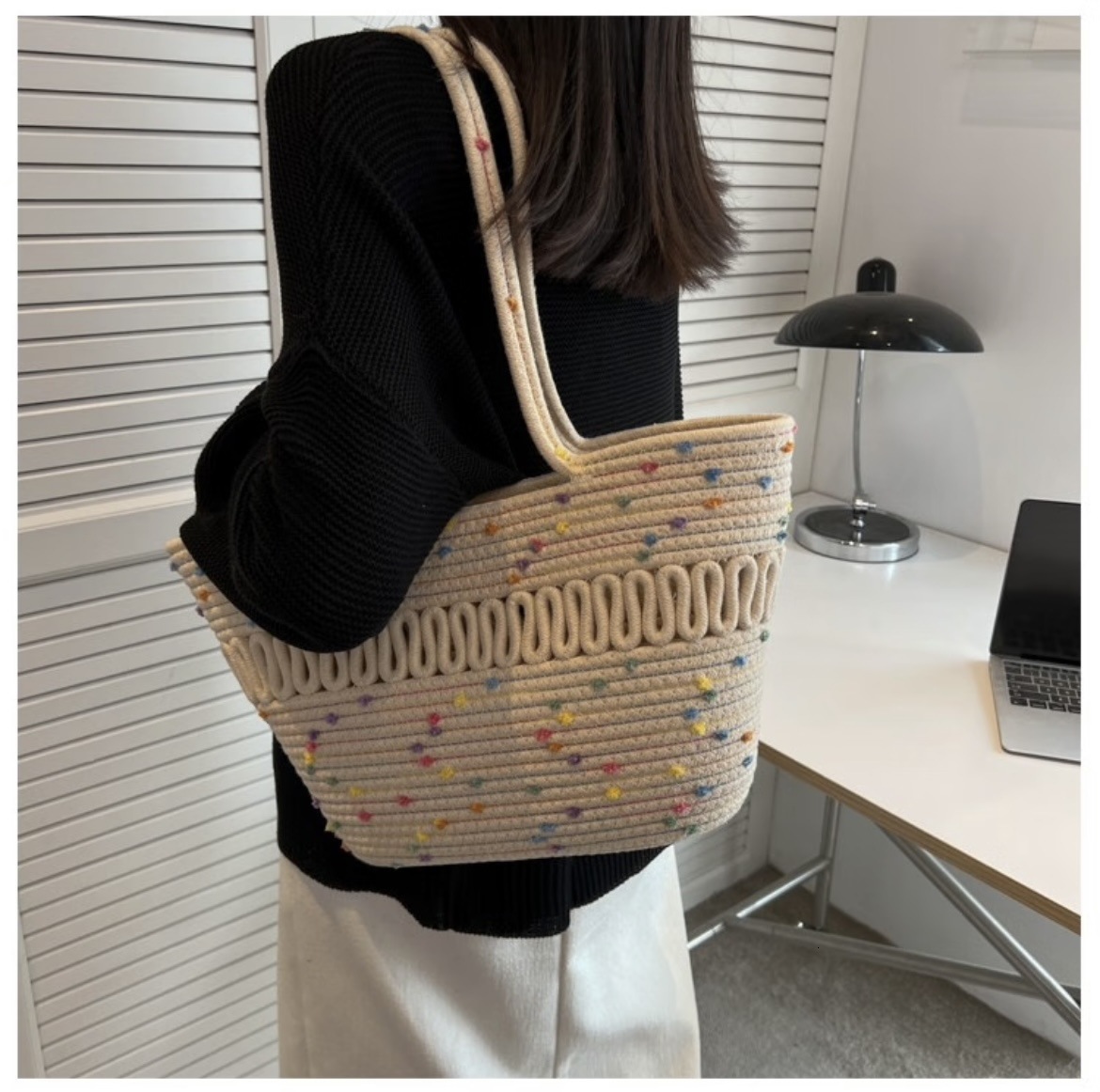 2025S Fashion Designer Large Capacity Rope Bucket For Women Style Artistic And Fresh Contrasting Color Hollow Hand Held Straw Woven Bag Single Shoulde