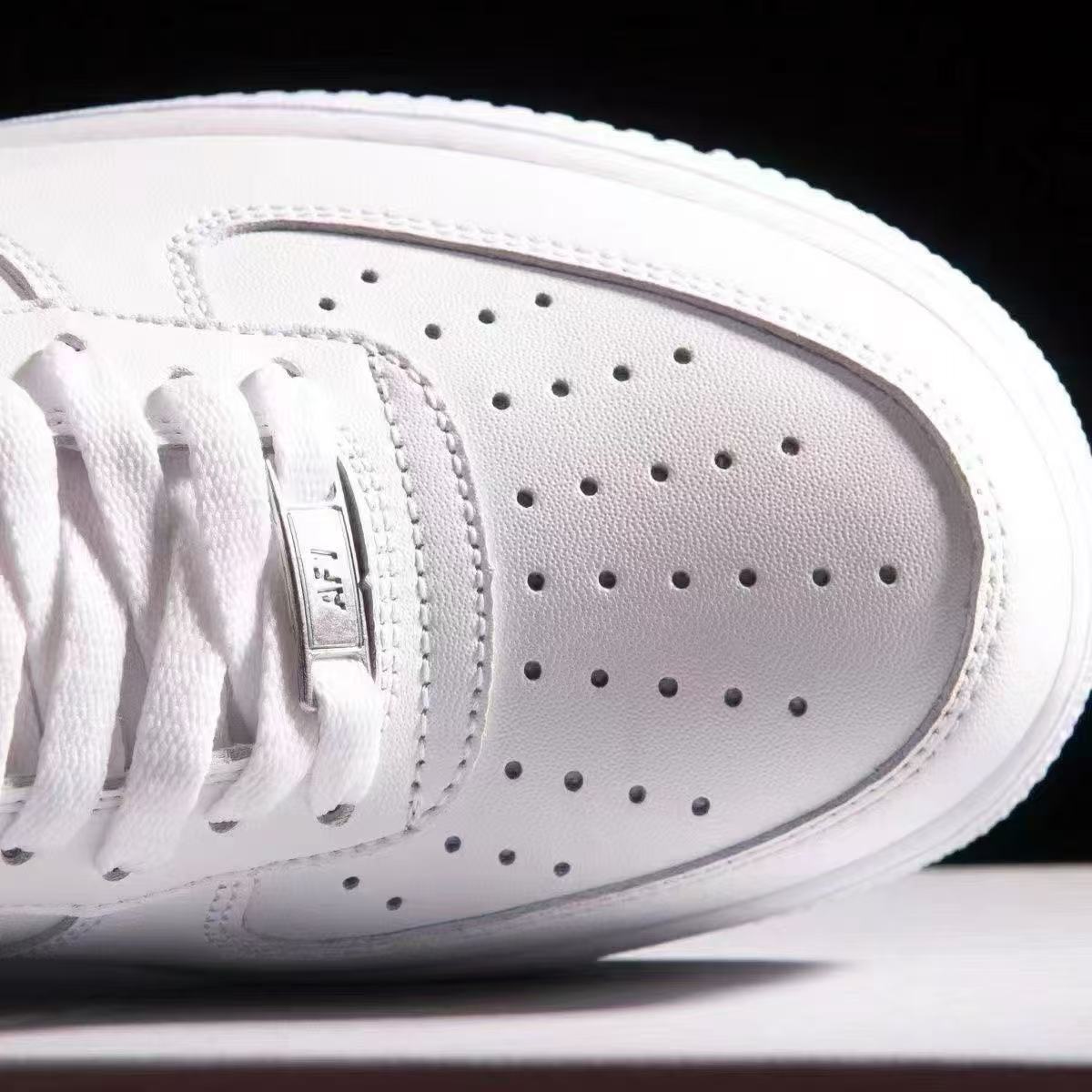 Fashionable and hot Comfortable Sneakers: Versatile Sof t-Sole Casual Spor ts Shoes