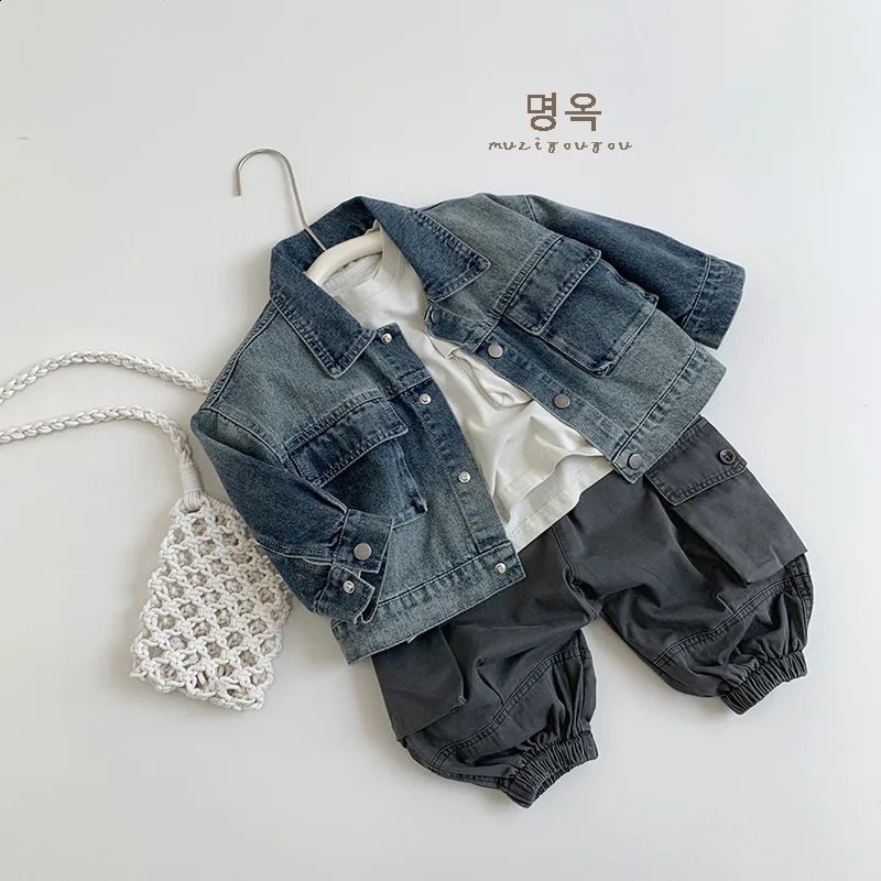Spring and autumn childrens jacket 1-8Y boys cotton button pocket casual denim jacket Korean childrens jacket childrens clothing 250324