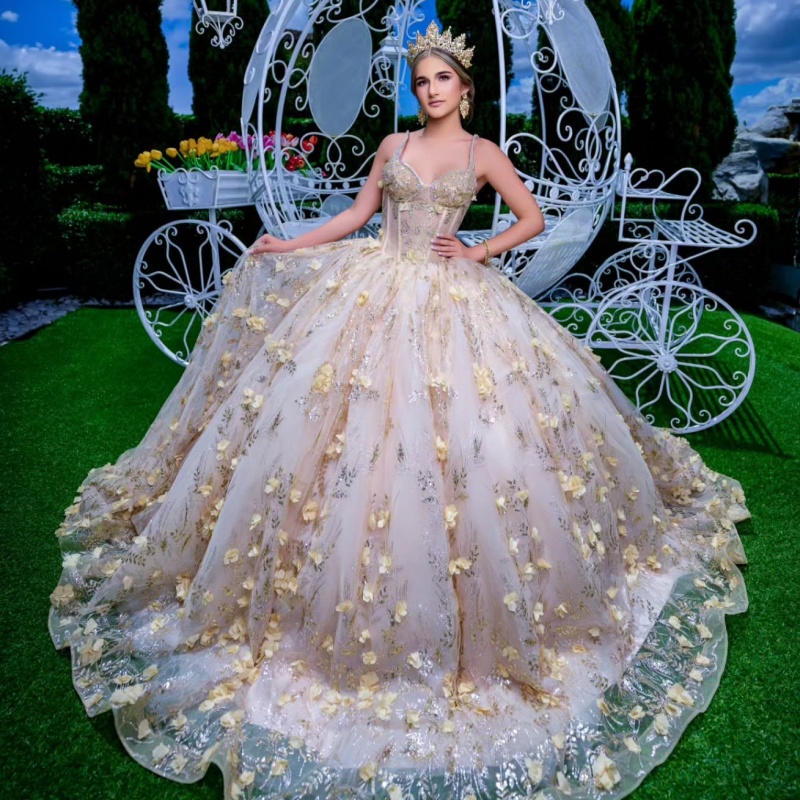 Light Champagne Quinceanera Dresses Spaghetti Strap Ball Gown Sweet 16 Dress Beading Crystal Sequin Appliques Flower Birthday Party Vestidos De 15 Ano