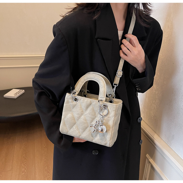 2025S Fashion Designer Light Luxury Banquet Handbag For Women New Stylish Versatile Daifei Bag High End Feeling Diamond Grid Single Shoulder Crossbody