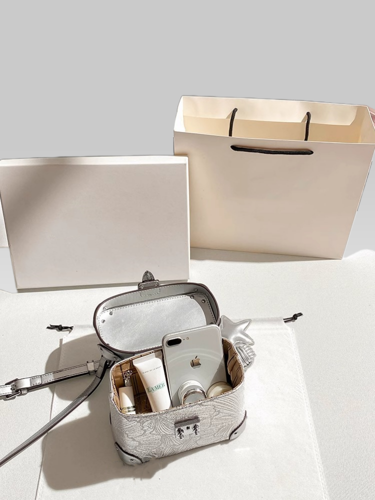 Show 2025 Small Handbag with Delicate Lace Like Pattern and High Quality Metal Hardware Women Handbag is Suitable for Evening Party