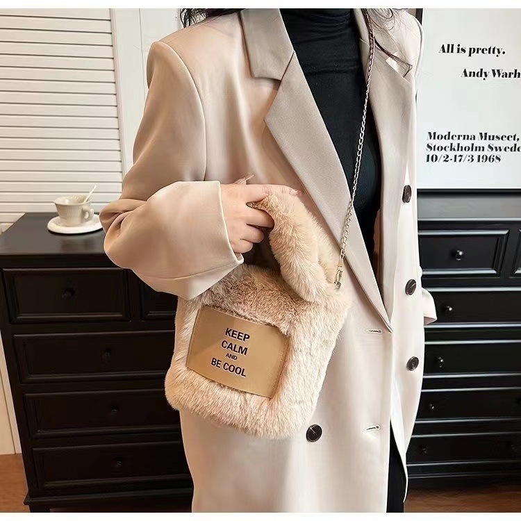 2025S Fashion Designer Autumn Winter New Hairy Letter Handbag Cute Water Bucket Handheld Plush Bag Welfare Products