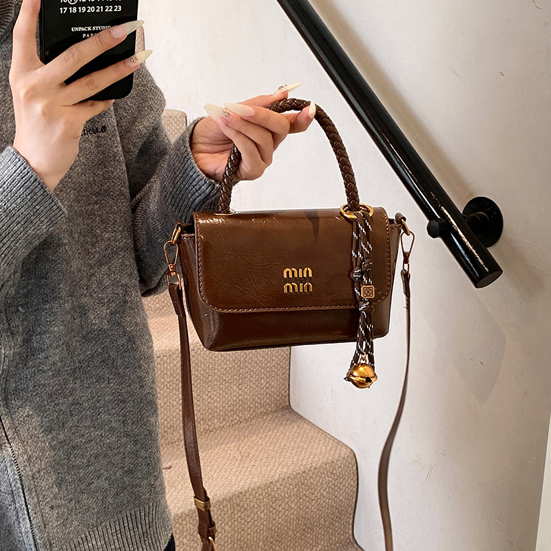 design new Fashionable small square handbag for women style in autumn winter niche high-end sense simple, single-shoulder bag trendy and versatile