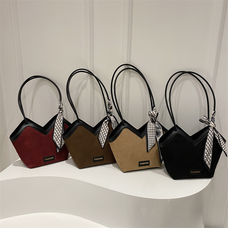 2025S Fashion Designer Niche Contrasting Color Design Sense Large Capacity For Women S Leisure Shoulder Commuting Travel Armpit Tote Bag