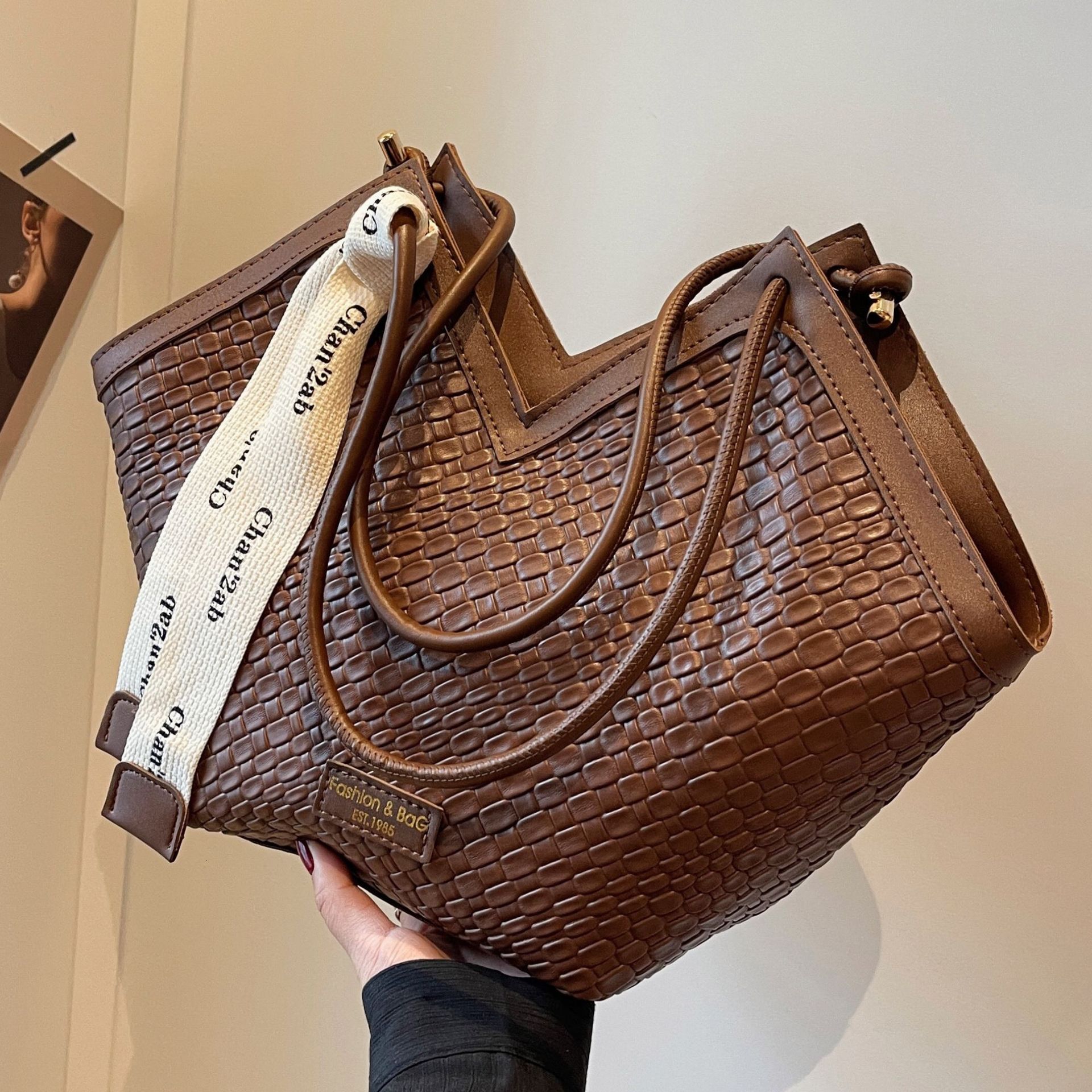 2025S Fashion Designer Large Capacity For Women In New Autumn High End Commuting Work Single Shoulder Bag Class Tote Handbag