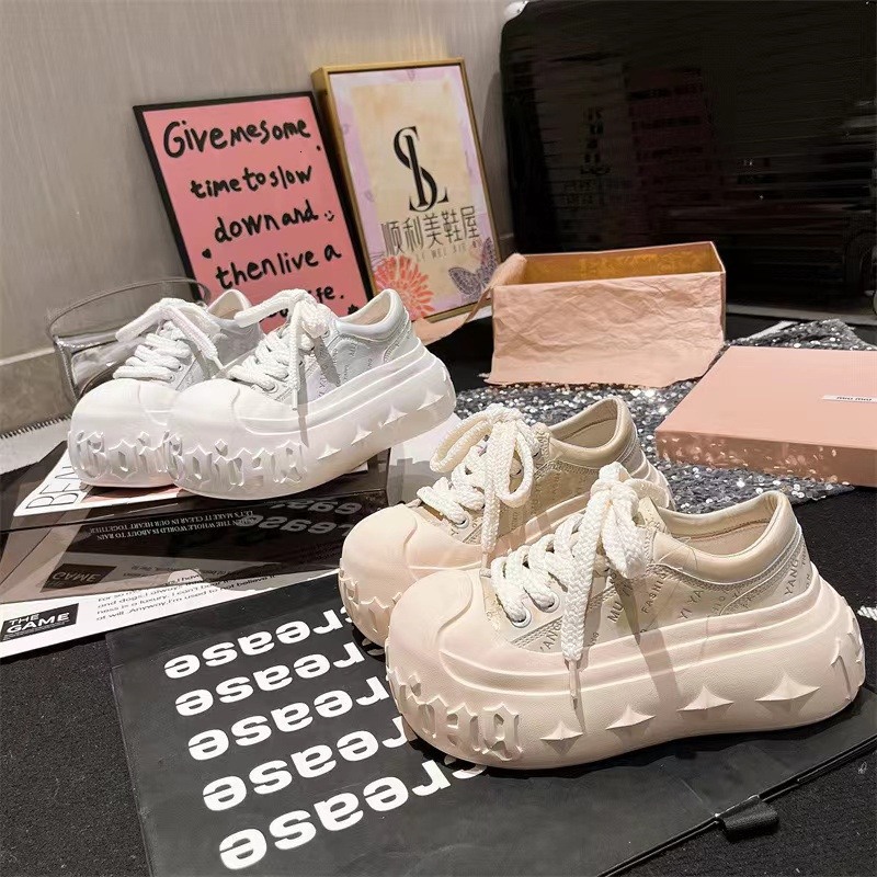 2025 New Pearl Polishing Gold Letter Thick Bottom Sponge Cake Casual Bread Dissolved Small 6cm Designer Fashion White Women's Shoes