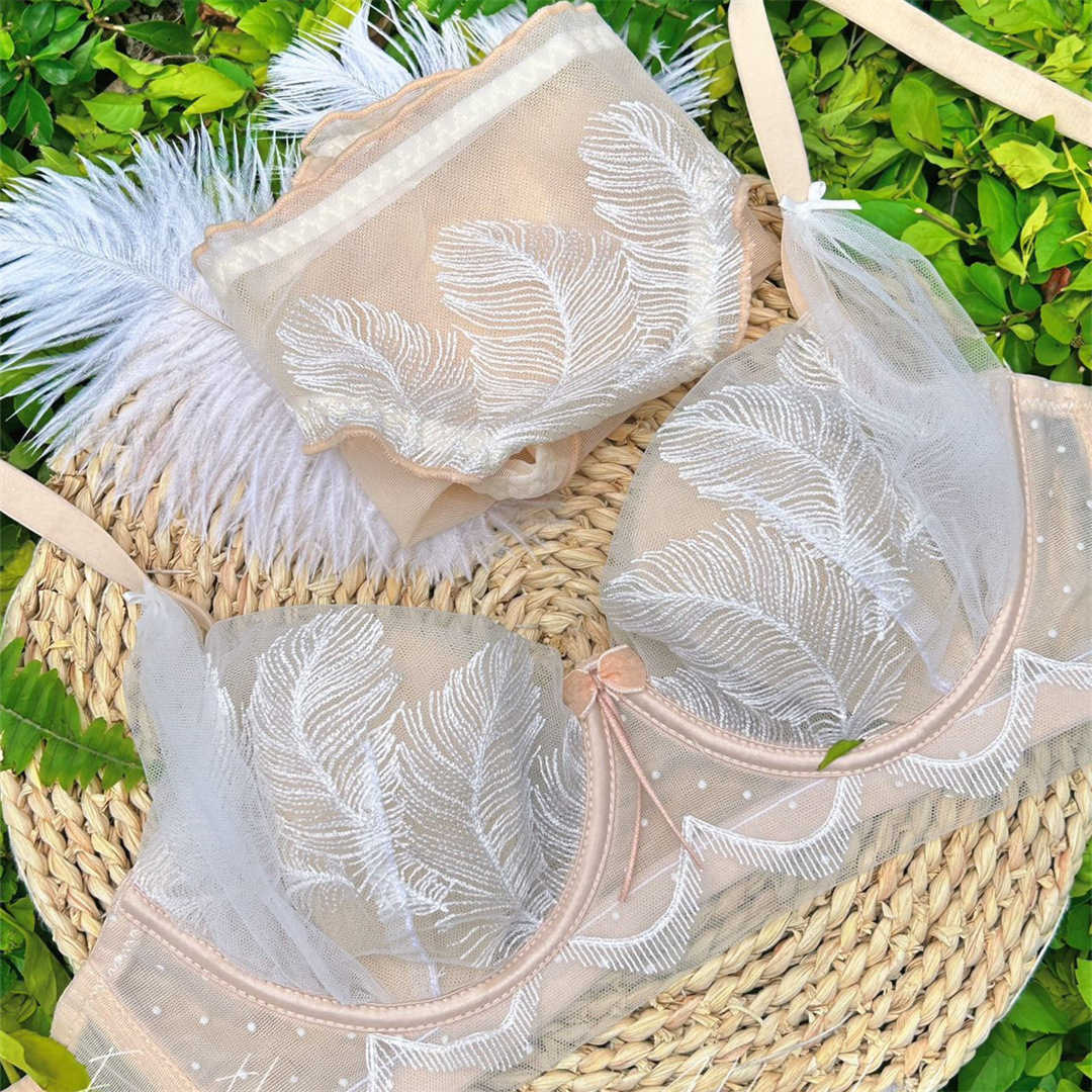 Pure Feather Embroidered French Underwear Lace Rabbit Ear Anti Convex Point Bra Thin and Sexy Converge Bra Set 250315