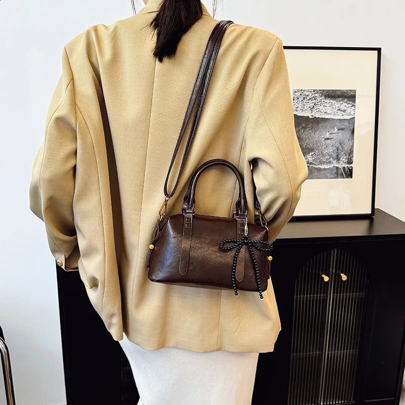 2024 Fashionable Boston Pillow Bag Casual Soft Leather Handbag Versatile Texture Single Shoulder Diagonal Cross 250317