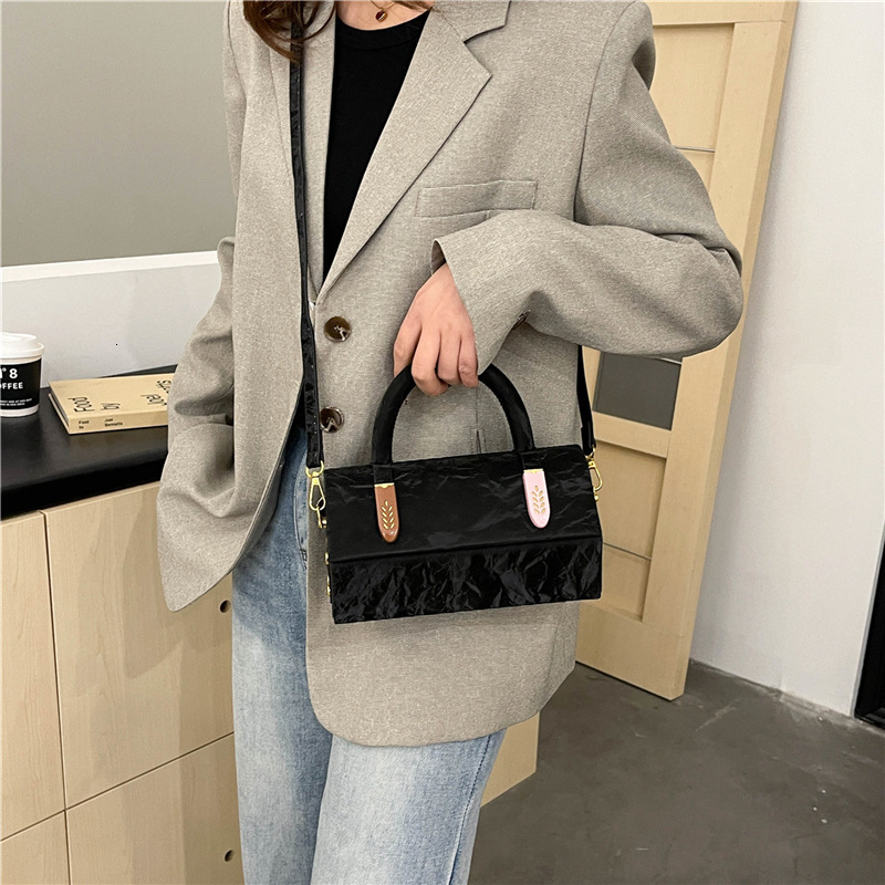 2025S Fashion Designer Single Shoulder Armpit Casual Crossbody Bag New Style Commuting Niche Handbag Versatile Bag For Women