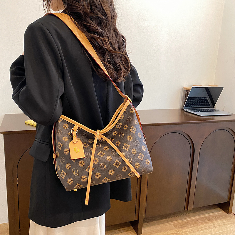 Free shipping 2025 designer Shoulder tote Bags For womans ladies flap handbag fashion messenger bag woman crossbody Large capacity armpit bag