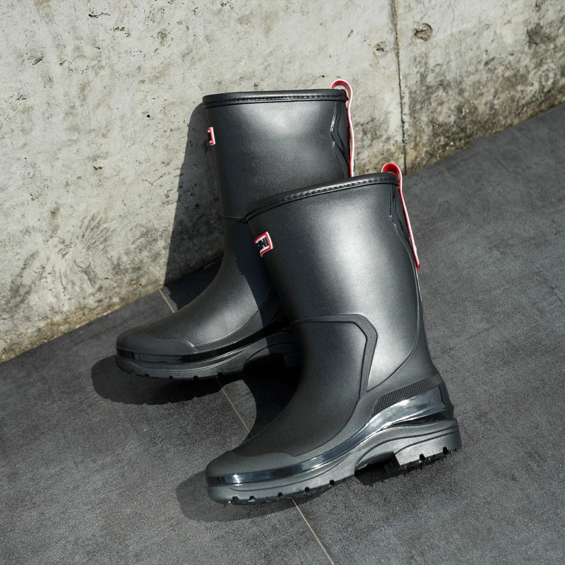 Ladies middle pipe anti slip rain shoes are made of PVC lightweight wearresistant garden waterproof outdoor boots 250317