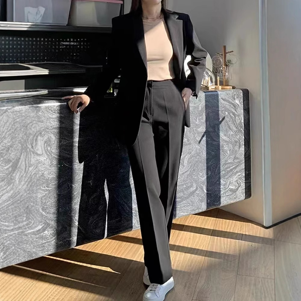 B323Stylish Female Suit Ensemble - Perfect Fit for Collegiate Professionals