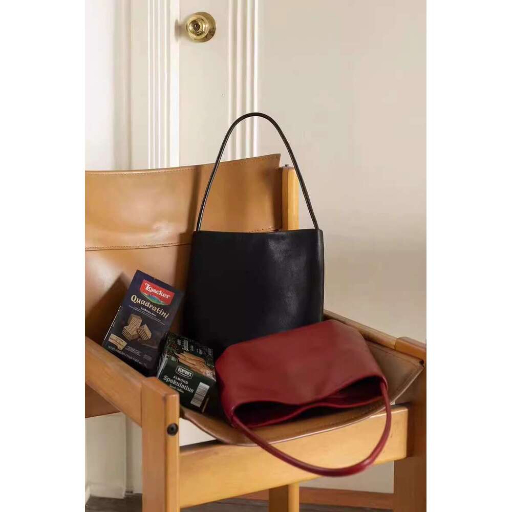 Women's Bags Women's new high-end one shoulder tote with niche design and large capacity under arm bag