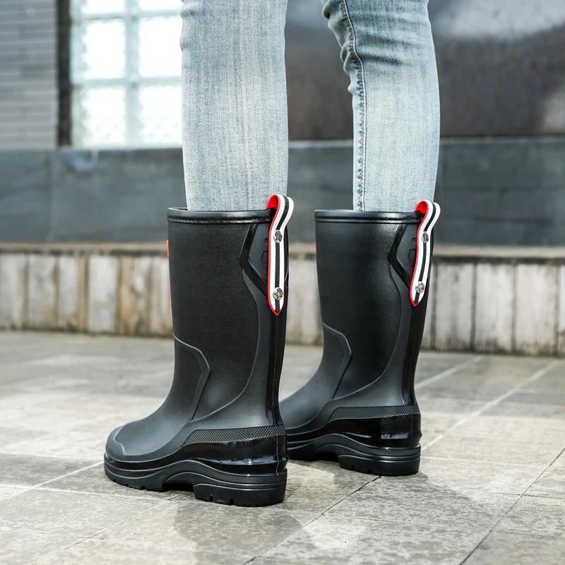 Ladies middle pipe anti slip rain shoes are made of PVC lightweight wearresistant garden waterproof outdoor boots 250317