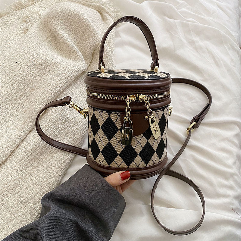 Popular small bag women 2025s spring and summer new fashion niche crossbody bag round texture diamond lattice bucket bag
