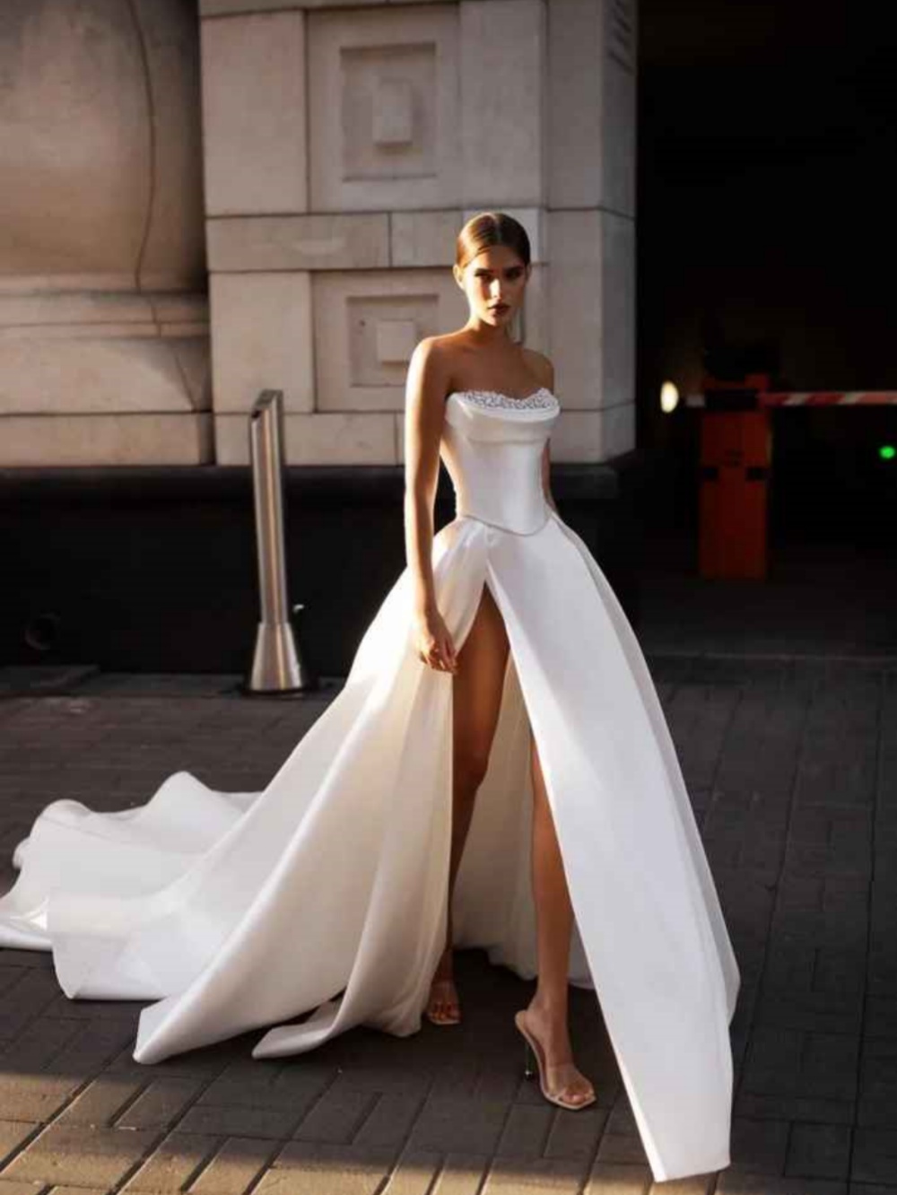 Simple A Line Wedding Dresses Pearls Sleeveles Strapless Bride Dress High Splits Sweep Train Princess Bridal Dress Customized