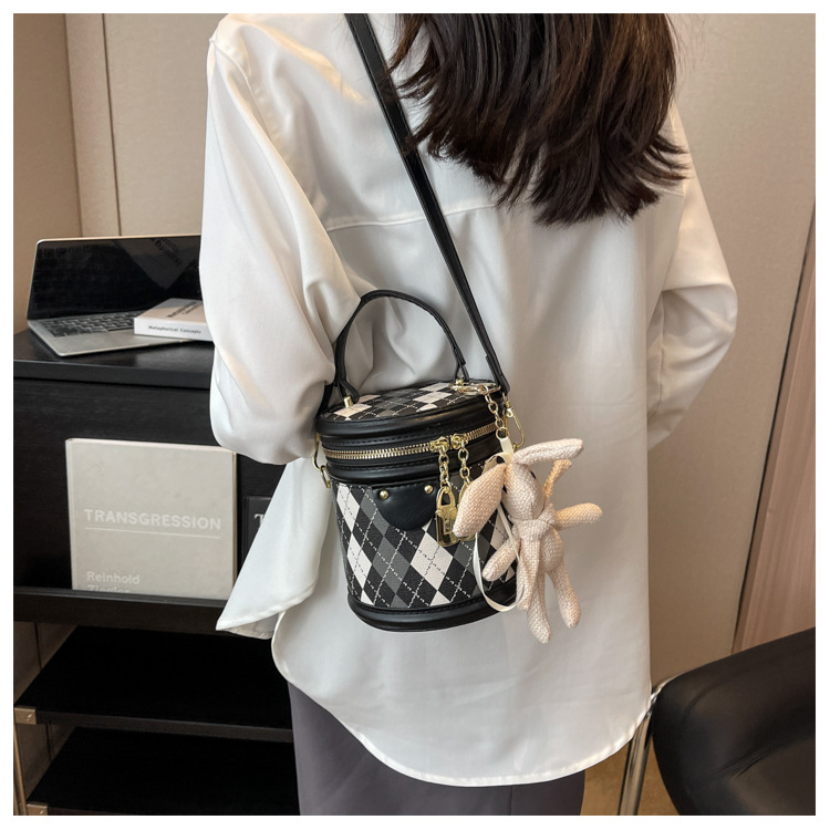 Popular small bag women 2025 spring and summer new fashion niche crossbody bag texture diamond lattice bucket bag wholesale