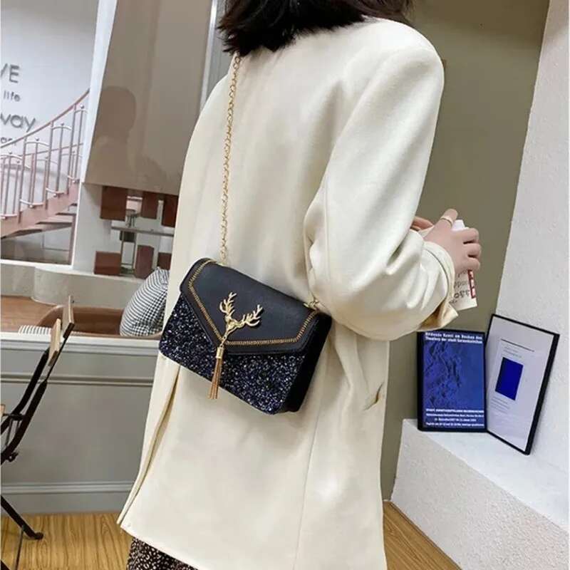 2025 New Women's Shoulder Bag Deer Head Decorative Designer Fashion Cross Shoulder Bag with Foreskin Button Underarm Chain Women's Small Squ