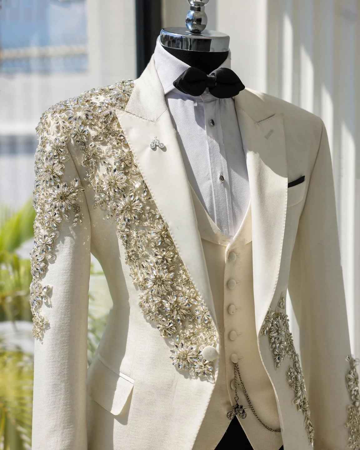 New Designer White Men Suits Set 2 Pieces Blazer+Pant Trousers One Button Appliques Customized Groom Wedding Tuxedo Formal Prom Jacket(Coat+Pants)