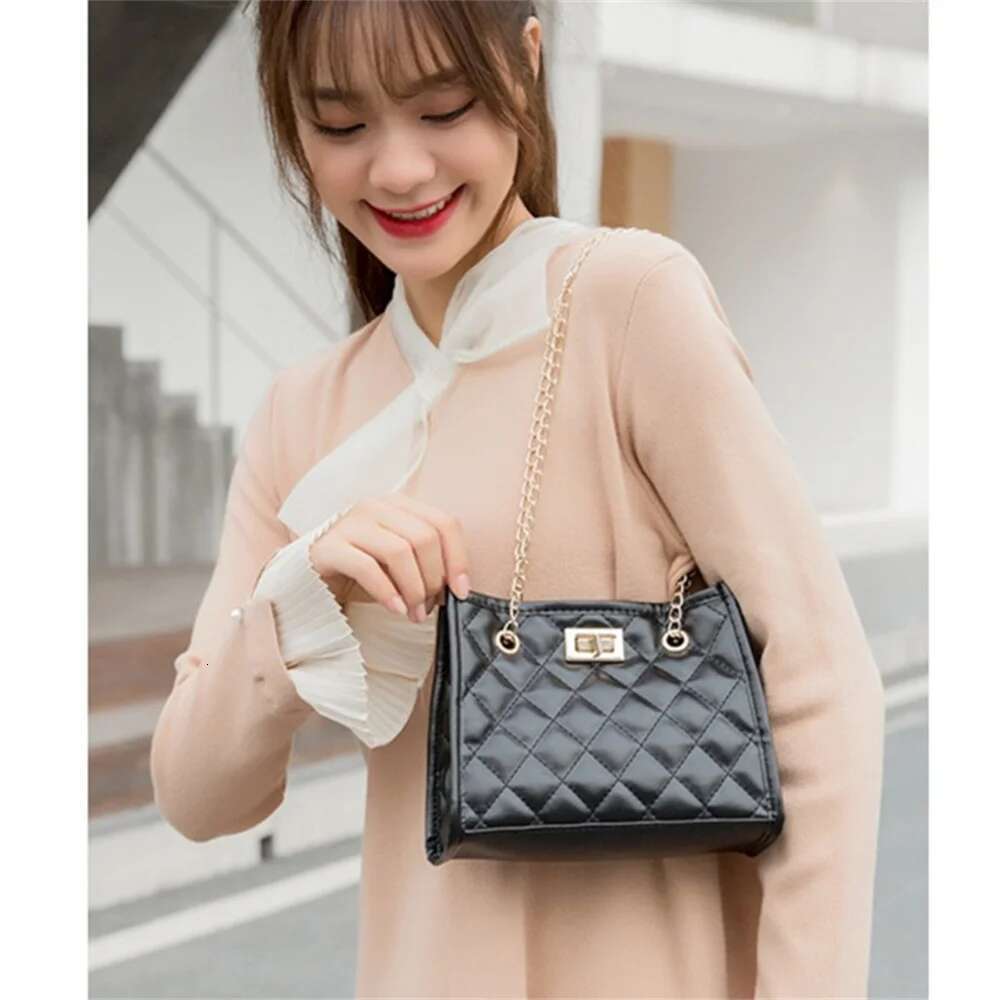 2025 New Leather Diamond Grid Designer Fashion Crossbody Bag Women's Small Square Handbag Women's Underarm Chain Bag5