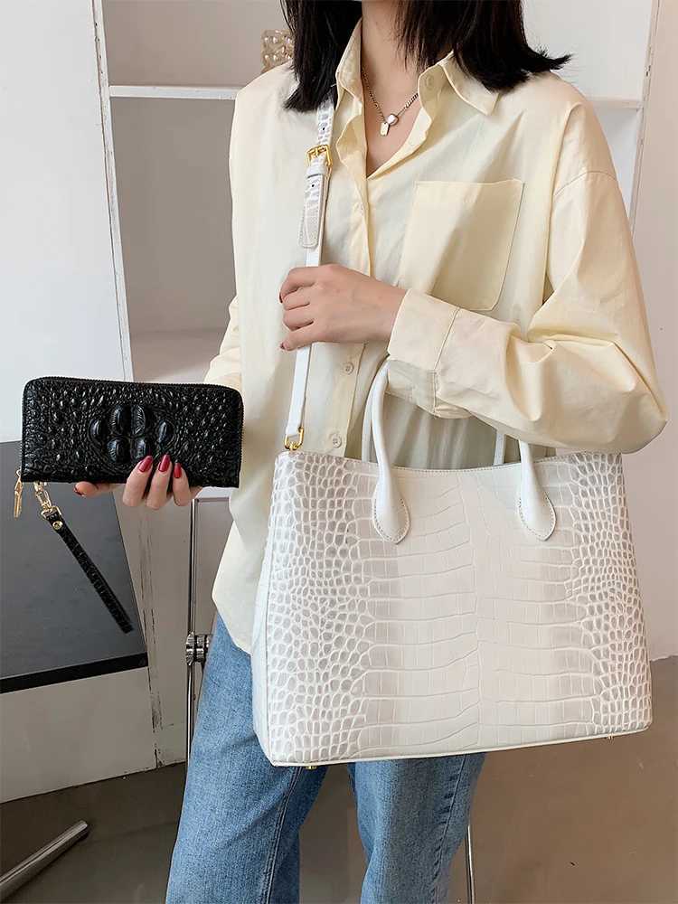 2024 New Crocodile Leather Womens Handbag Large Capacity Shoulder Messenger Bag Fashion Portable Bag Z250324