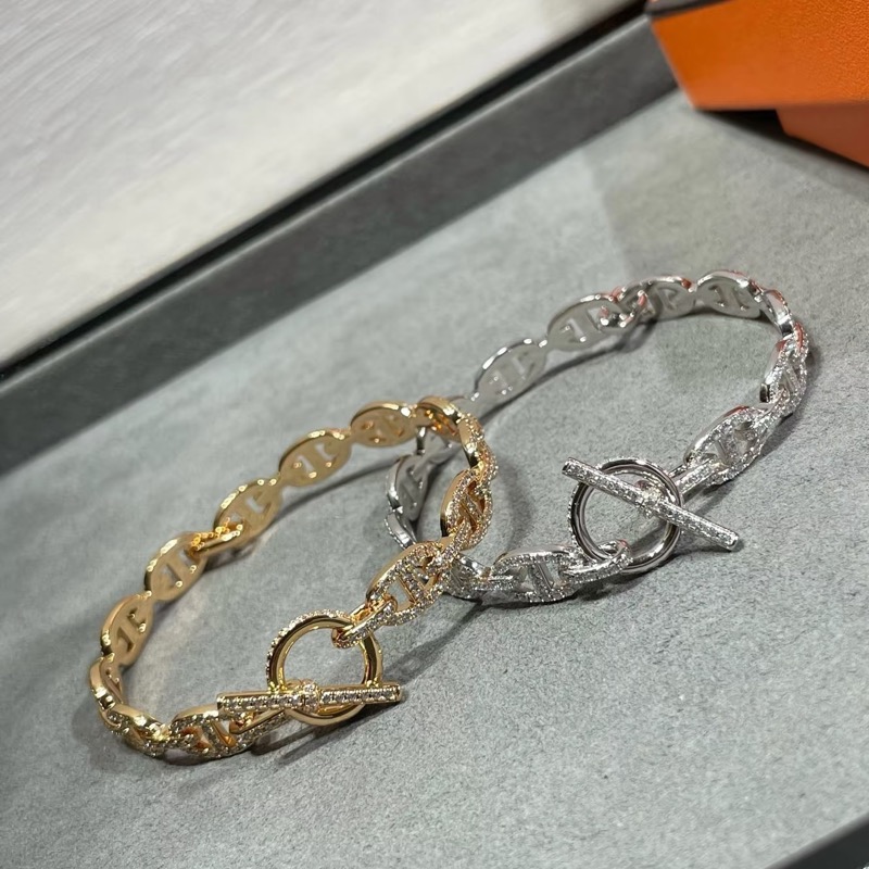 New Classic Full Diamond Pig Nose OT Clasp Bracelet for Women A Unique Designer Bracelets Accessory for Daily Wear A Fashionable and Luxurious Jewelry Gift