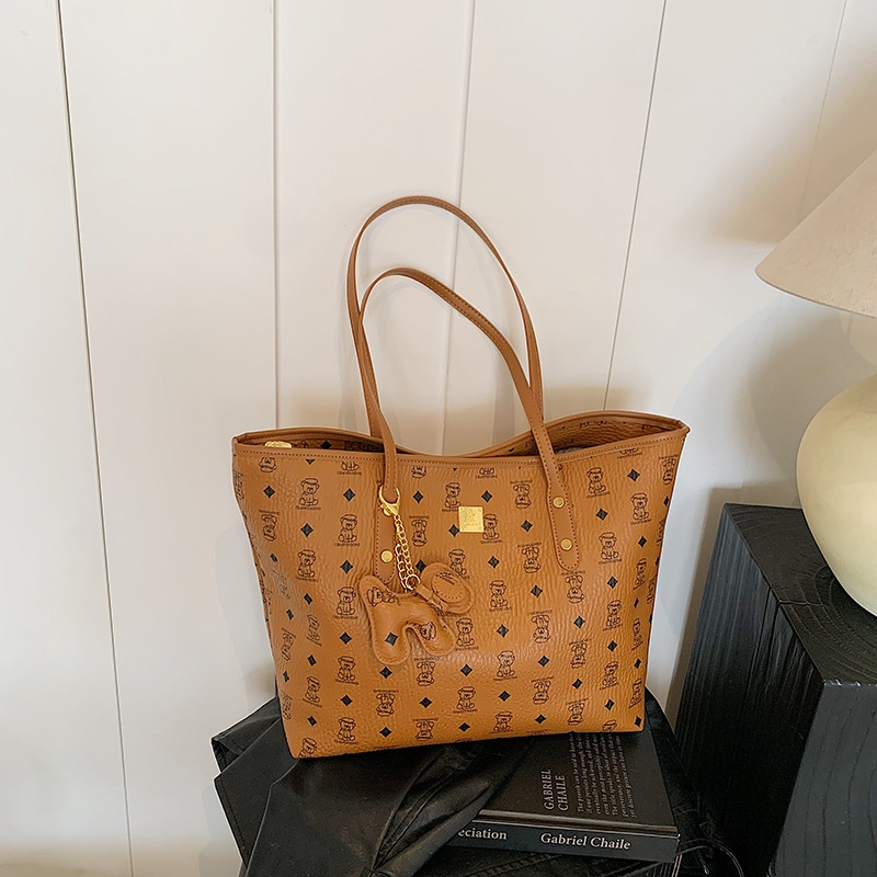 Free shipping 2025 new designer bag Fashionable printed commuting tote bag single shoulder bag Handheld Bucket Bag