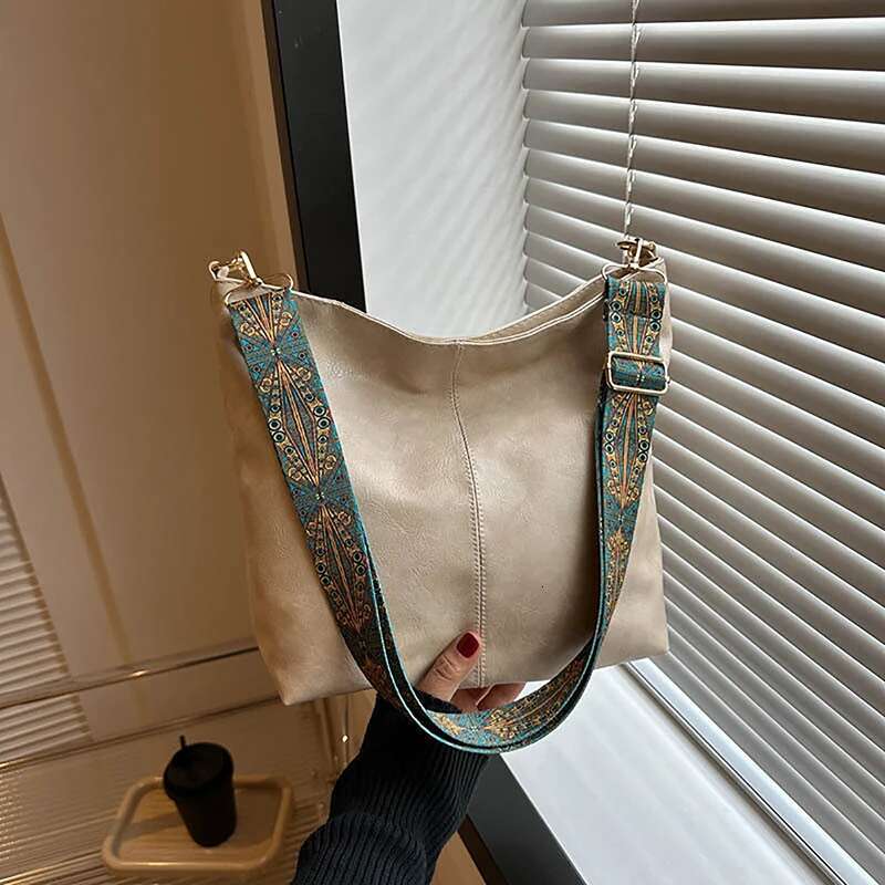 2025 new geometric shoulder strap shoulder large capacity designer fashionable women's crossbody bag retro leather women's shopping travel b