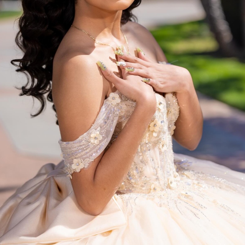Champagne Shiny Quinceanera Dresses Off Shoulder Ball Gown Sweet 16 Dress Beading Appliques Bow Birthday Party Vestidos De 15 Anos