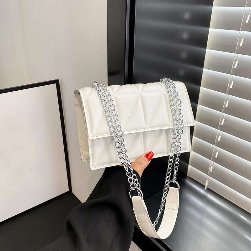 2025 New Women's Shoulder Bag Leather Handle Handbag Chain Belt Designer Fashion Women's Crossbody Bag3