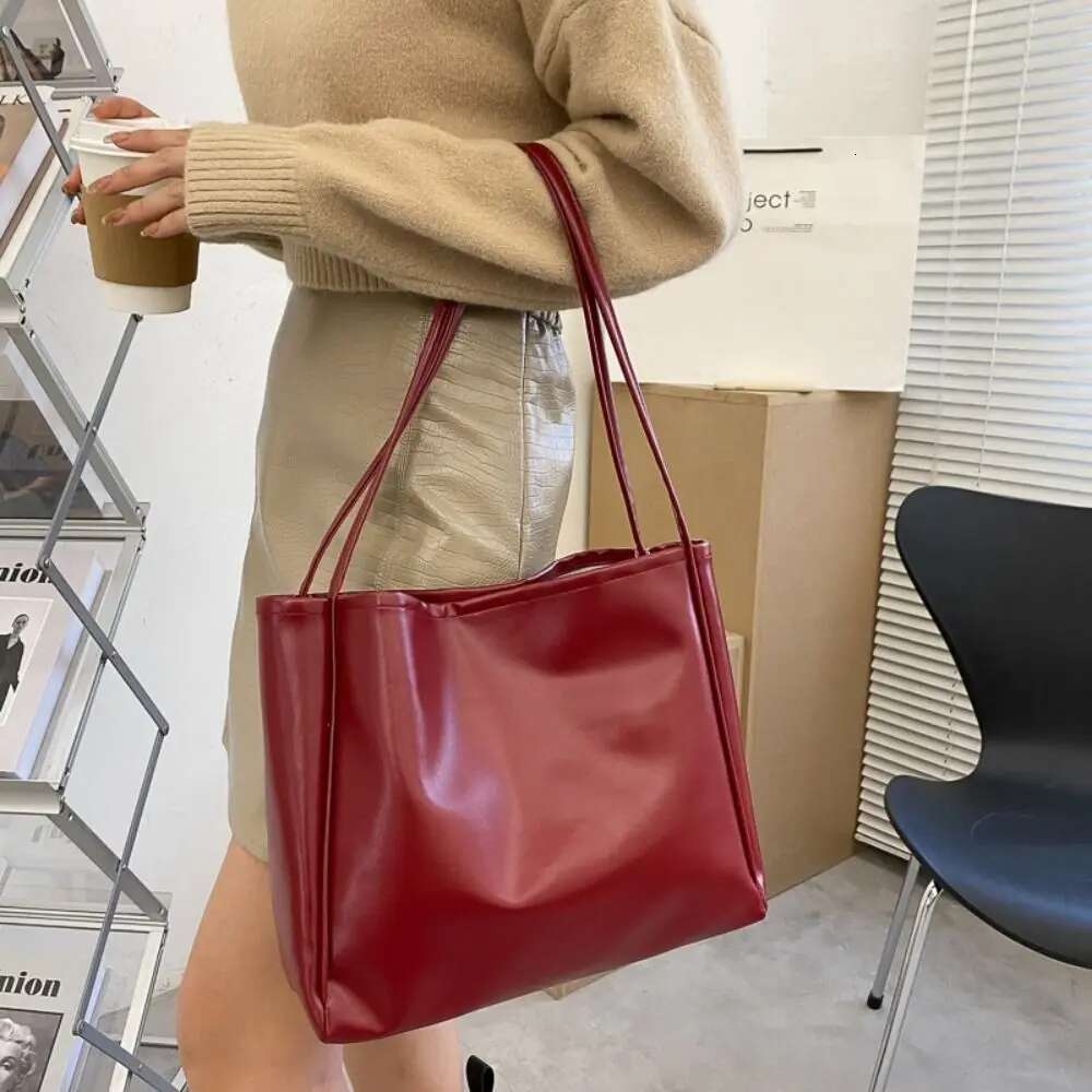 2025 New Handbag Simple Style Western Large Capacity Single Shoulder Leisure Shopping Bag Designer Fashion Handbag1