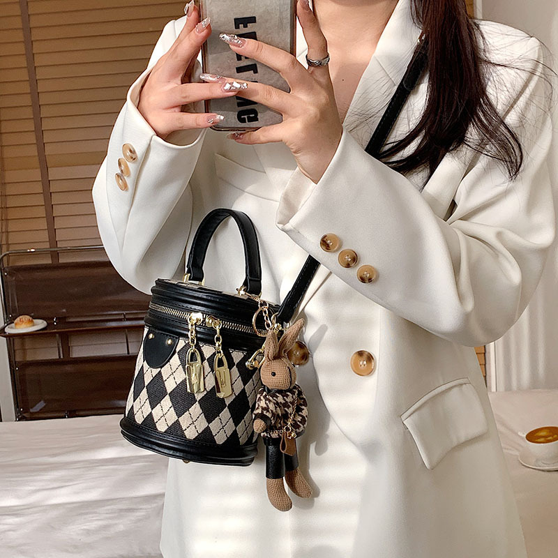 Popular small bag women 2025s spring and summer new fashion niche crossbody bag round texture diamond lattice bucket bag