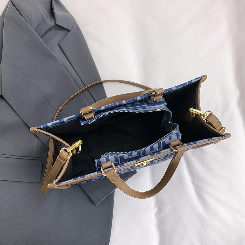 Free shipping 2025 designer bag fashionable commuting large capacity handbag light crossbody bag for women