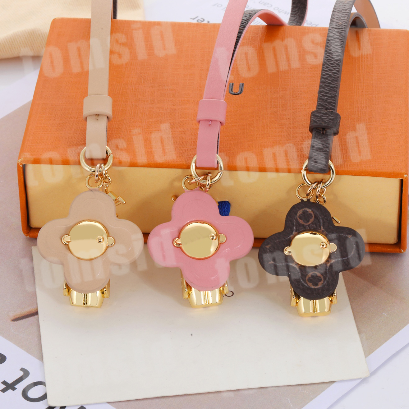 Multi Layers Flowers Keychain Pink Leather Key Chain Designer For Women Cute Pendant Bag Charm Unisex Fashion Gold Metal Keyrings Accessories BXD2503251