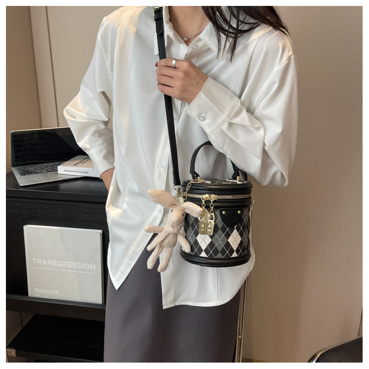 Popular small bag women 2025 spring and summer new fashion niche crossbody bag texture diamond lattice bucket bag wholesale