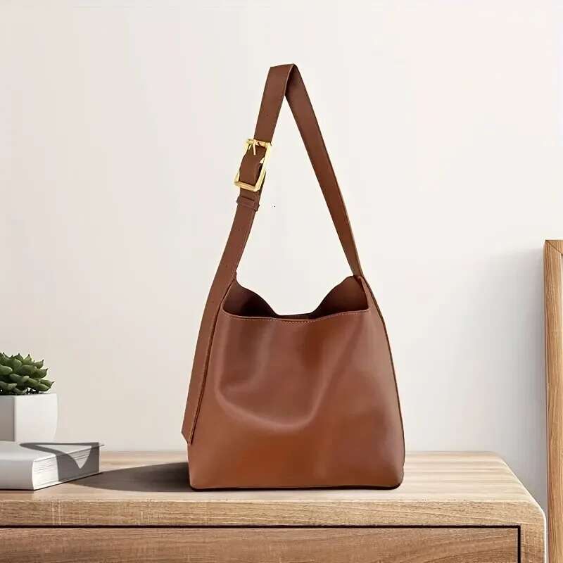 2025 New Women's Single Shoulder Designer Fashion Crossbody Bag Women's Simple Leather Bag3