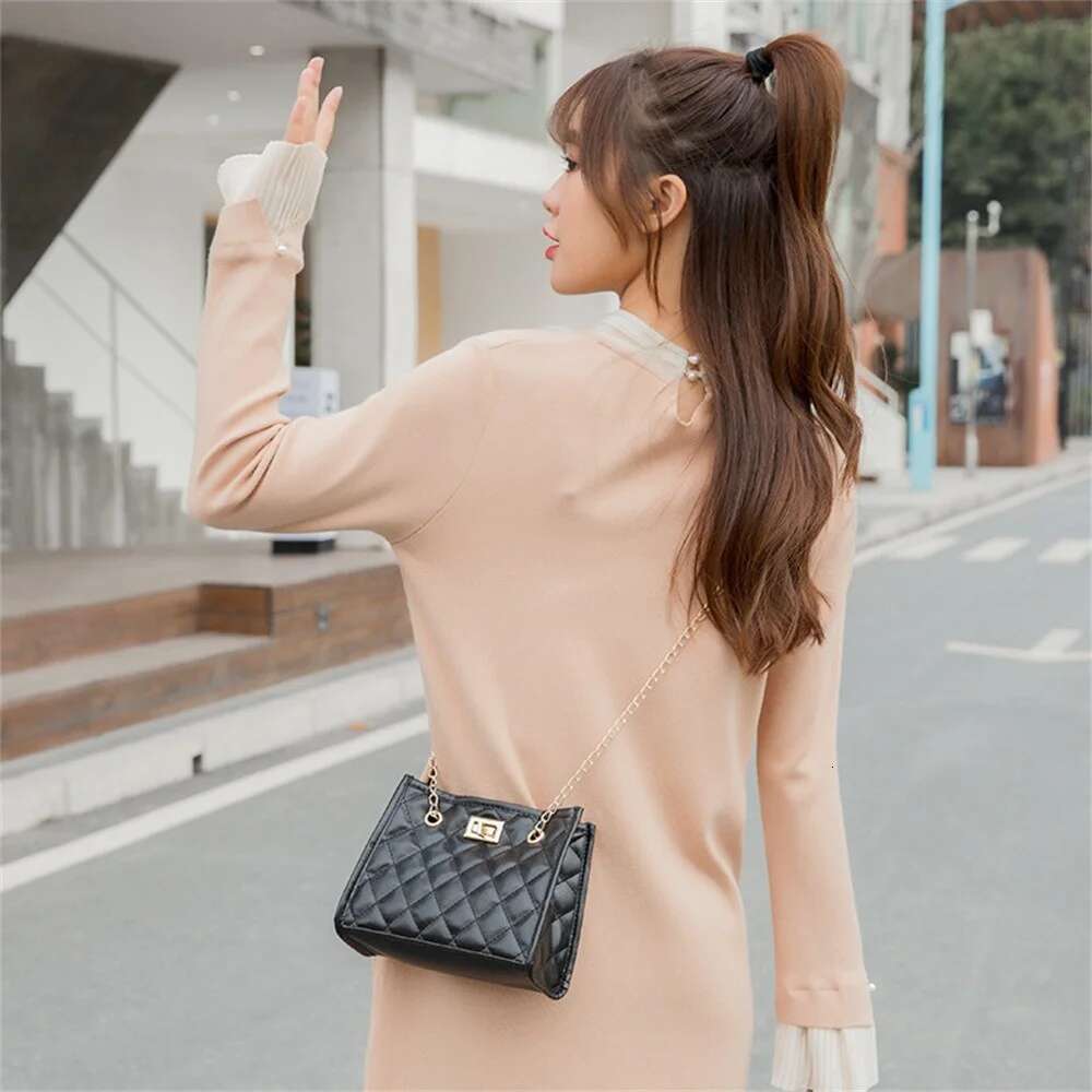 2025 New Leather Diamond Grid Designer Fashion Crossbody Bag Women's Small Square Handbag Women's Underarm Chain Bag5