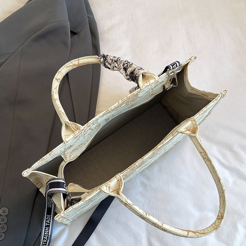 Free Shipping 2025 New Designer Fashionable Scarf Tote Hand-held Bill Of Lading Shoulder Bag Daily Matching New Free Delivery Designer Bag