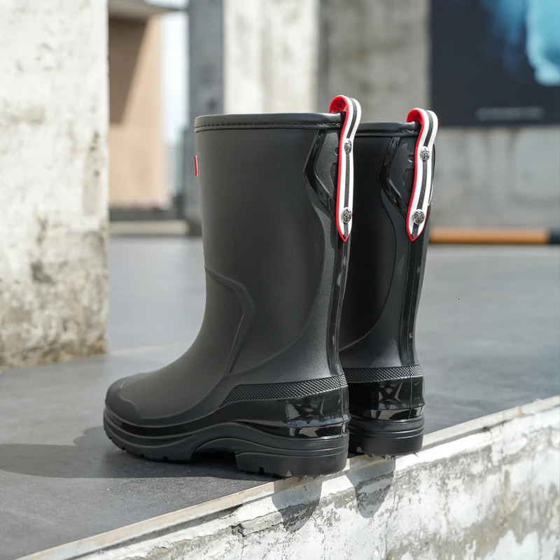 Ladies middle pipe anti slip rain shoes are made of PVC lightweight wearresistant garden waterproof outdoor boots 250317