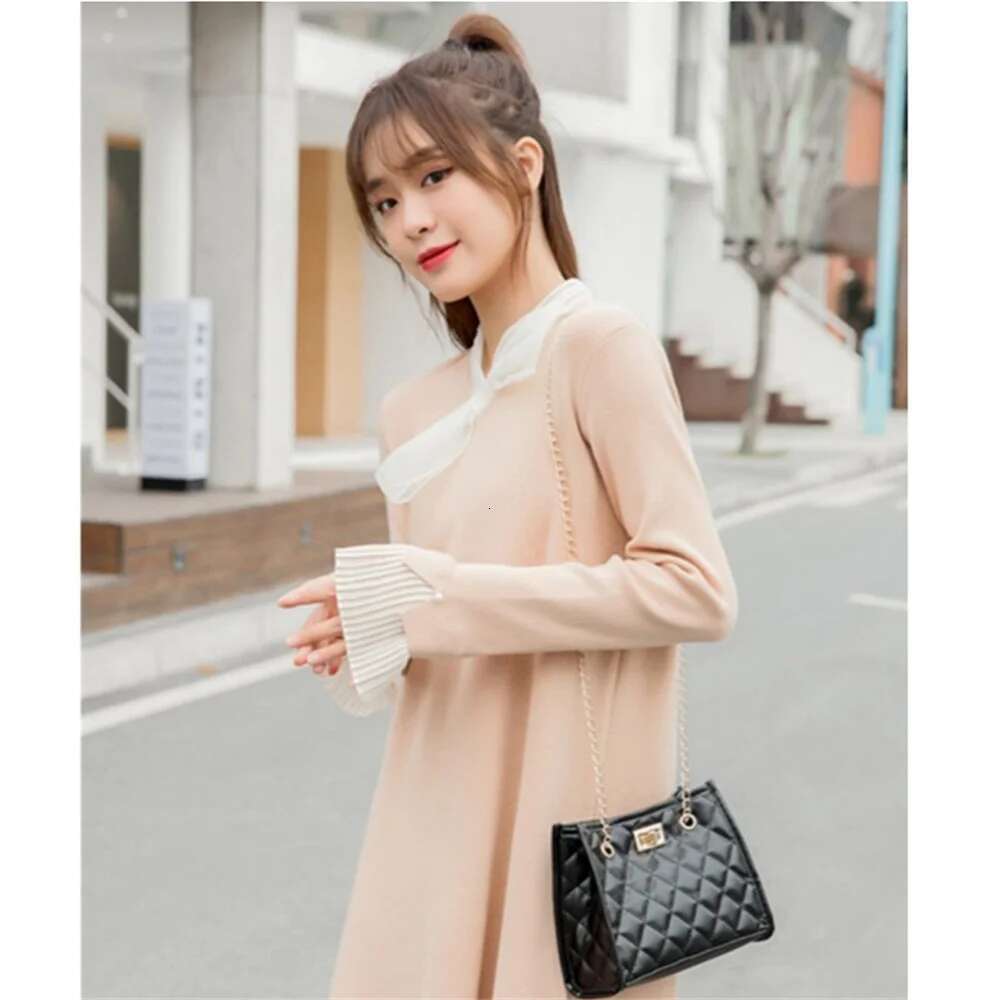 2025 New Leather Diamond Grid Designer Fashion Crossbody Bag Women's Small Square Handbag Women's Underarm Chain Bag5