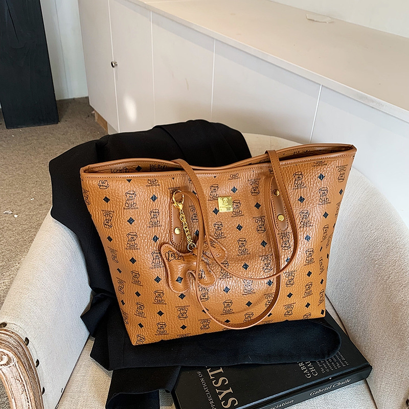 Free shipping 2025 new designer bag Fashionable printed commuting tote bag single shoulder bag Handheld Bucket Bag