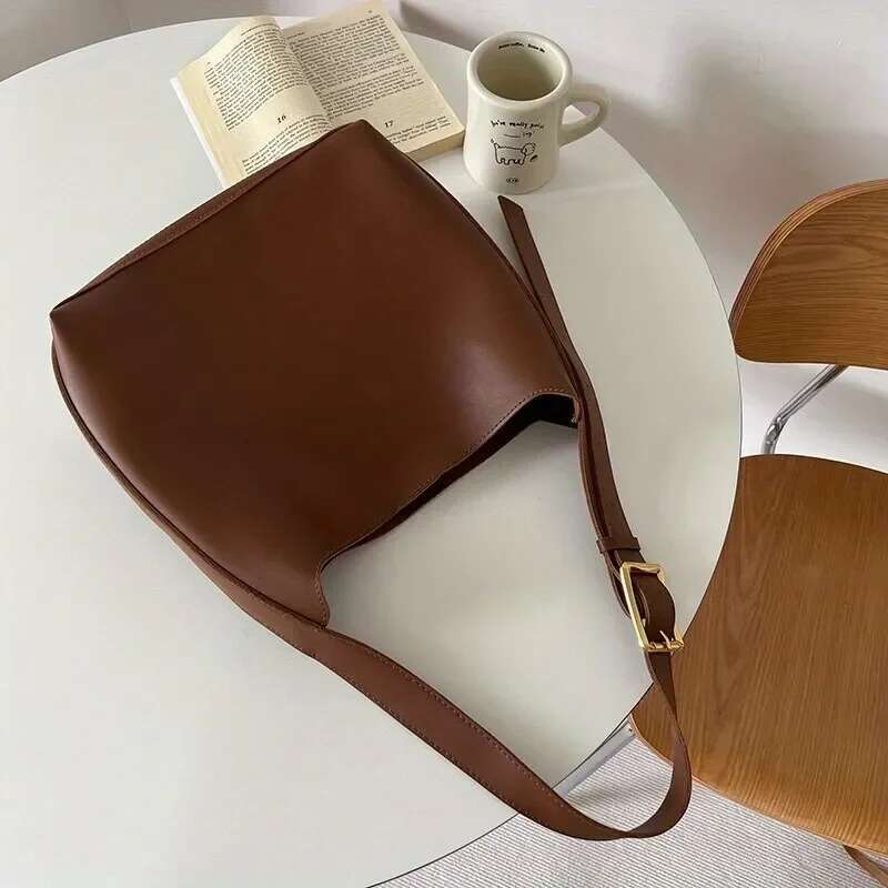 2025 New Women's Single Shoulder Designer Fashion Crossbody Bag Women's Simple Leather Bag3