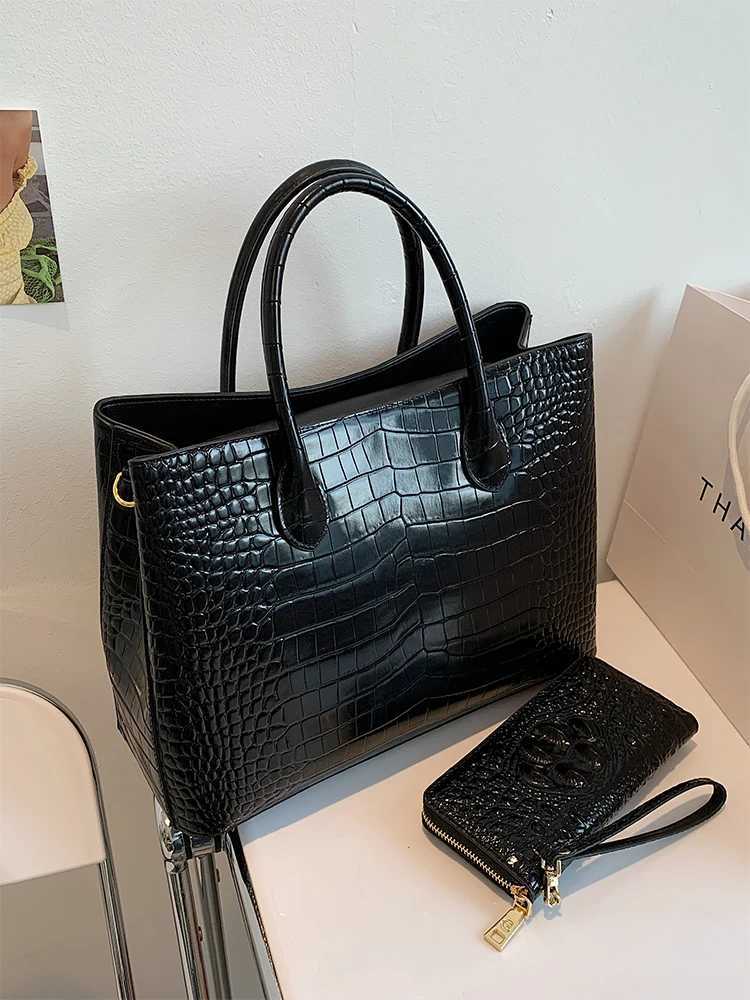 2024 New Crocodile Leather Womens Handbag Large Capacity Shoulder Messenger Bag Fashion Portable Bag Z250324