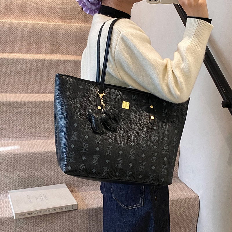 Free shipping 2025 new designer bag Fashionable printed commuting tote bag single shoulder bag Handheld Bucket Bag
