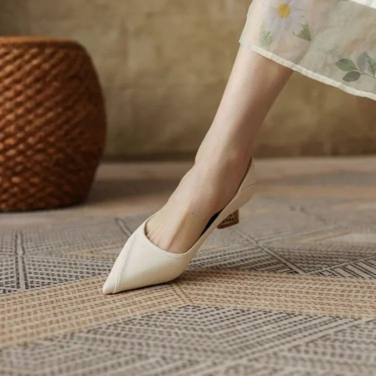 Wearing medium high heels formal sexy toe womens shoes square high heels beige shoes womens Square L Spring Korean Lastest E 250318