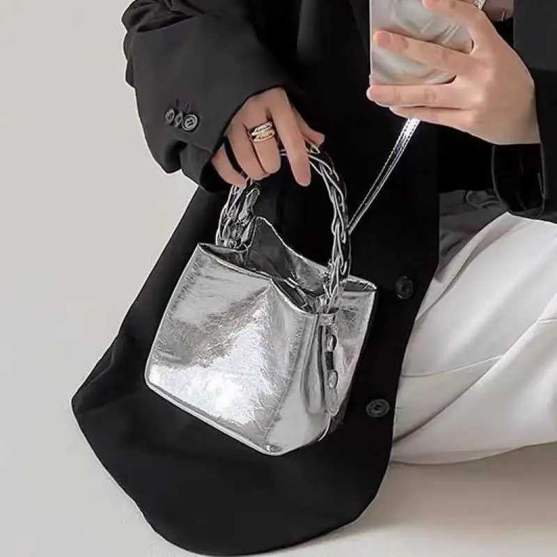 2024 New Fashion Silver Patent Leather Shiny Surface Bucket Handbag Designed for Dinner Parties Temperature Diagonal Cross Bag Trend Z250324