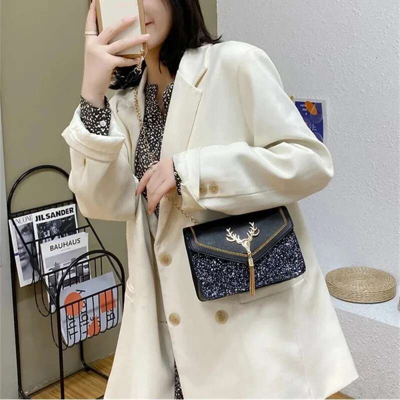 2025 New Women's Shoulder Bag Deer Head Decorative Designer Fashion Cross Shoulder Bag with Foreskin Button Underarm Chain Women's Small Squ